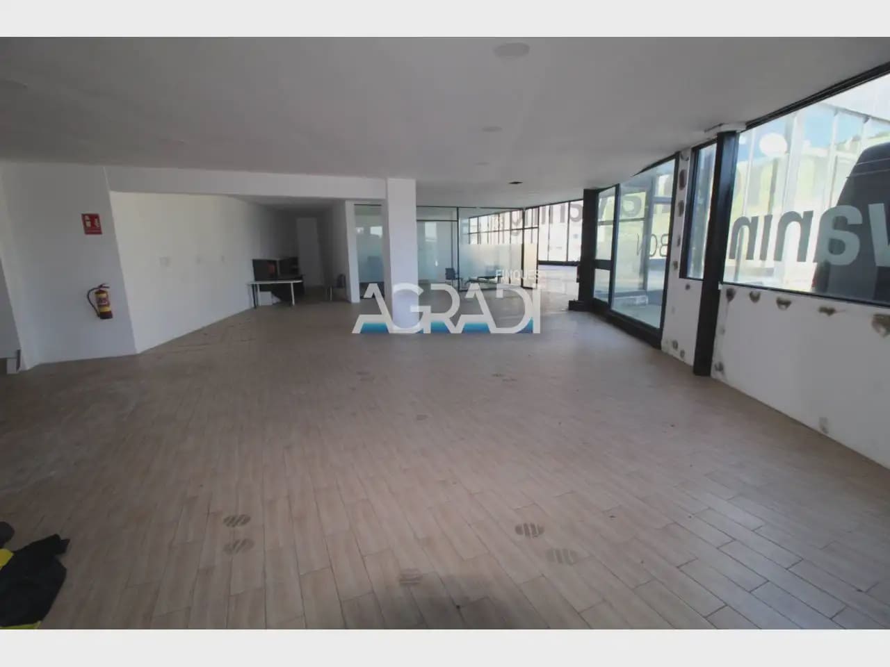 Local Commercial à louer à Vallirana - 5 500 € (Ref: 9938550)