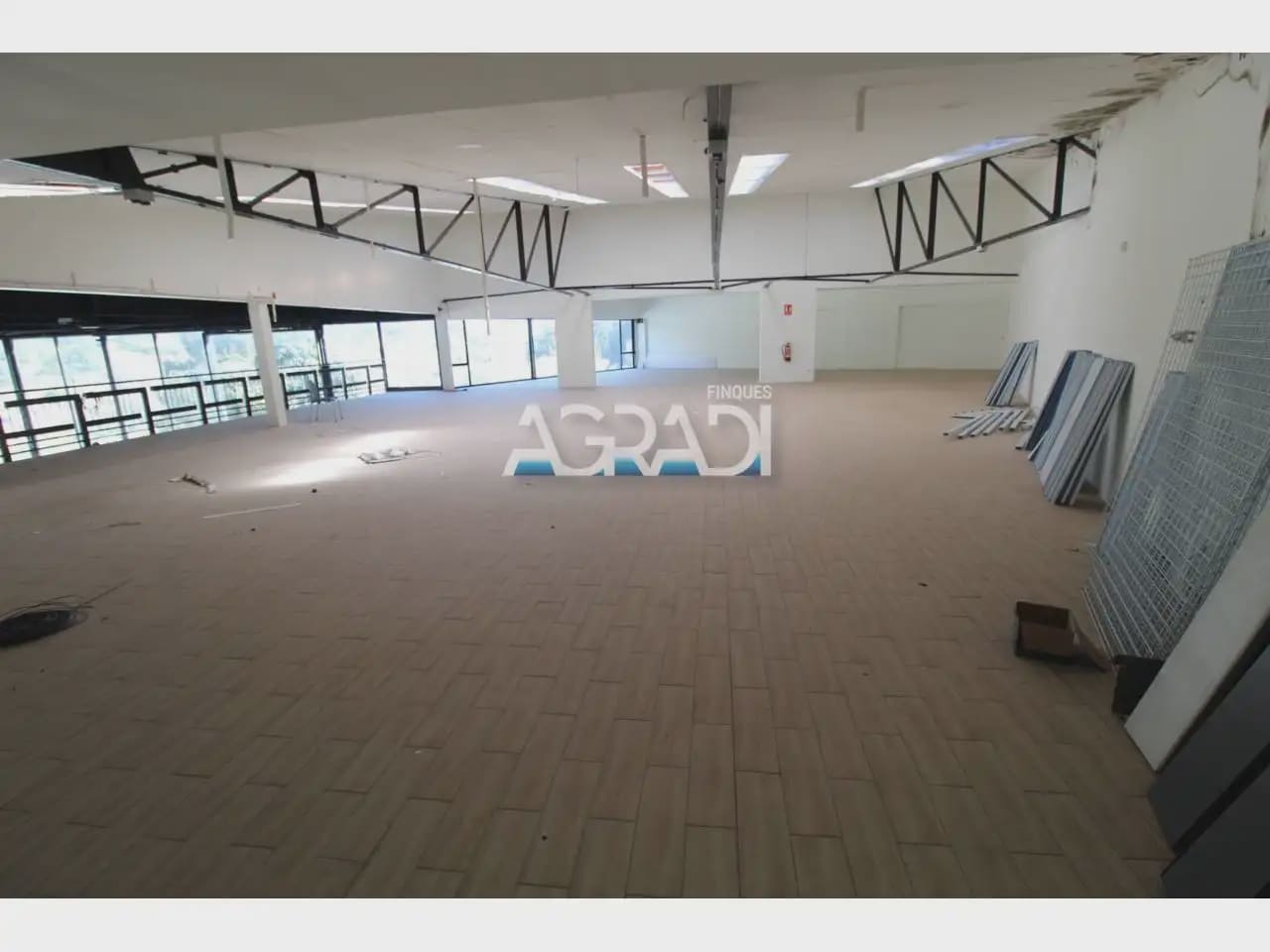 Local Commercial à louer à Vallirana - 5 500 € (Ref: 9938550)