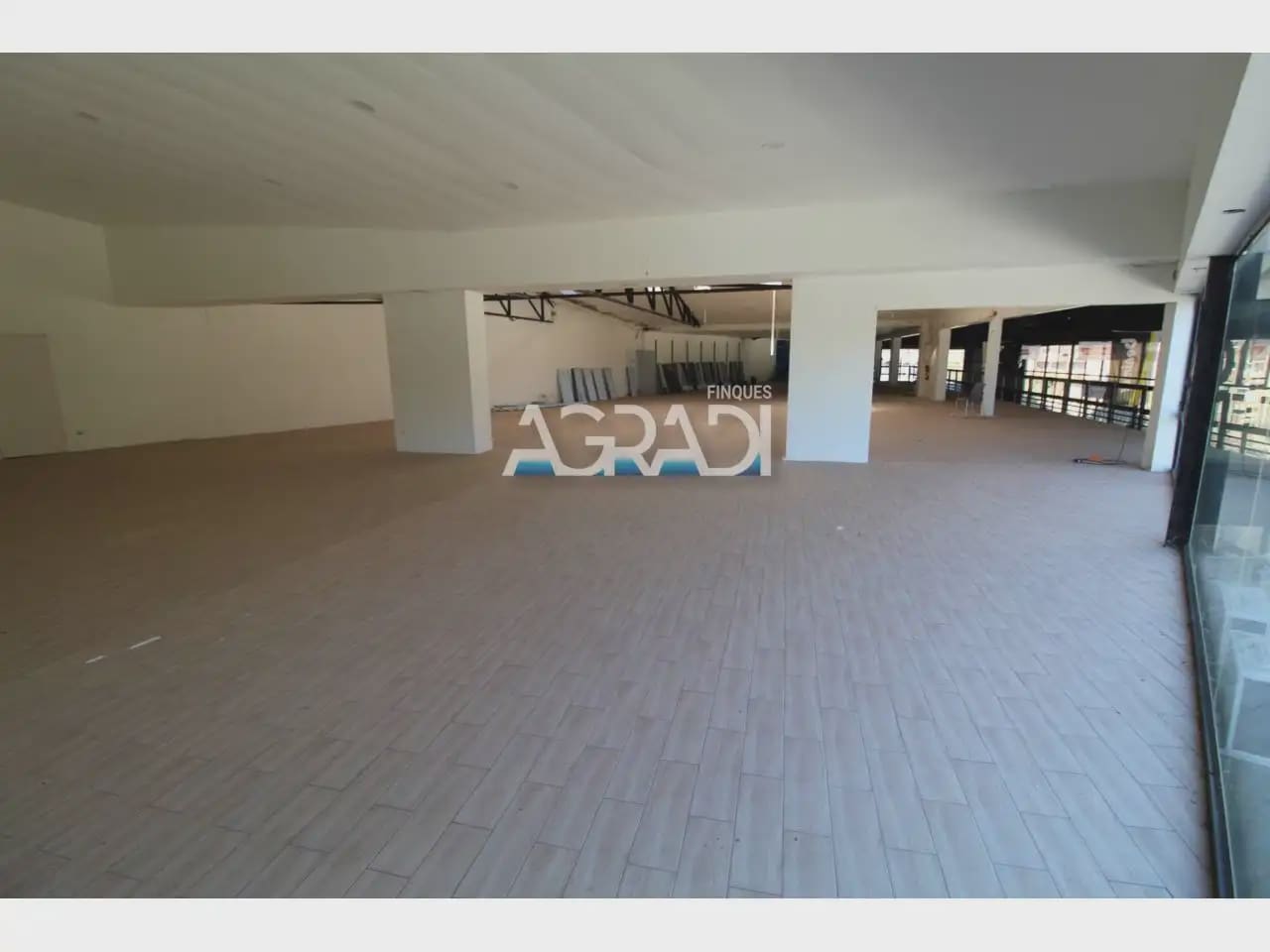 Local Commercial à louer à Vallirana - 5 500 € (Ref: 9938550)