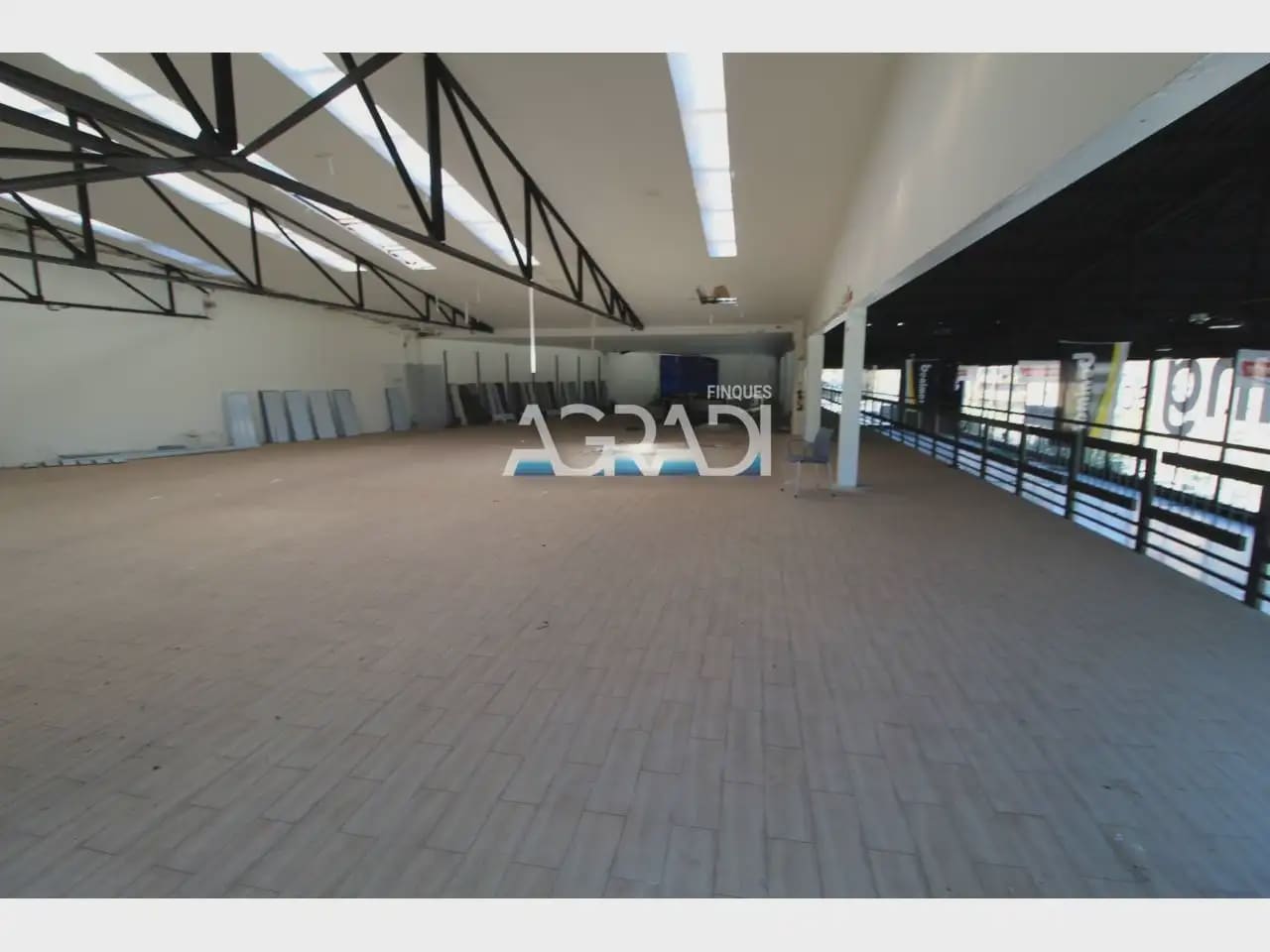 Local Commercial à louer à Vallirana - 5 500 € (Ref: 9938550)