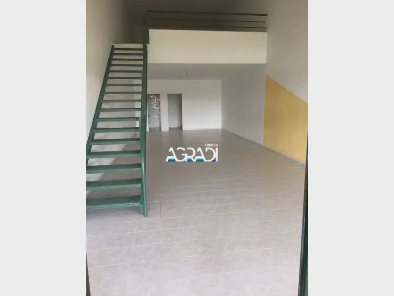 Commercial for sale in Sant Jordi - € 69,000 (Ref: 9938565)