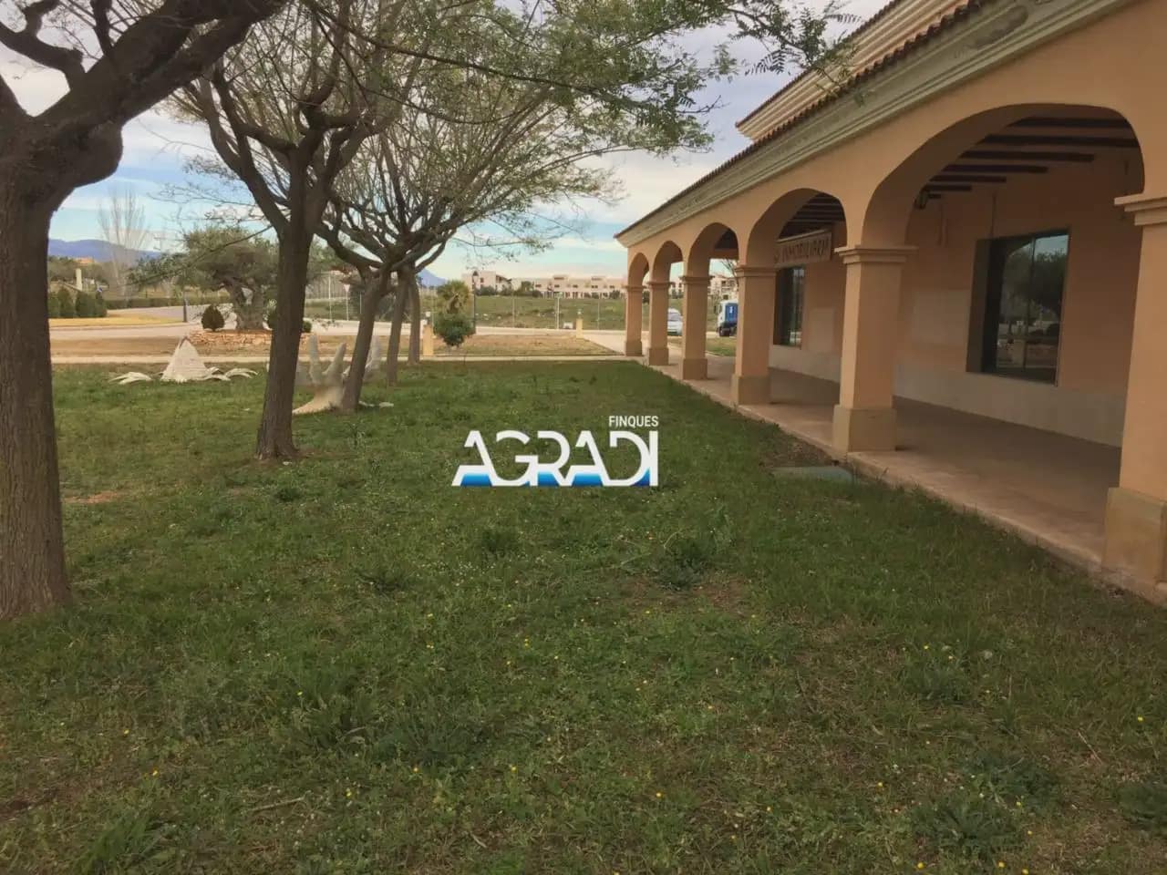 Commercial for sale in Sant Jordi - € 69,000 (Ref: 9938565)