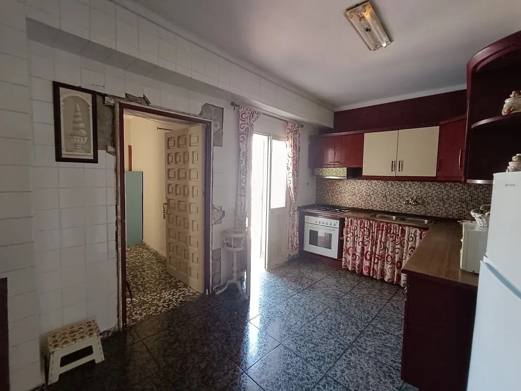 6 bedroom Semi-detached Villa for sale in Algarrobo Costa - € 185,000 (Ref: 9773565)