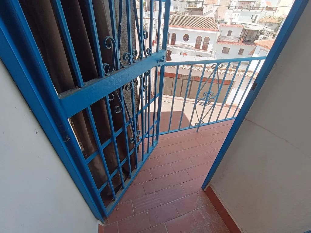 6 bedroom Semi-detached Villa for sale in Algarrobo Costa - € 185,000 (Ref: 9773565)