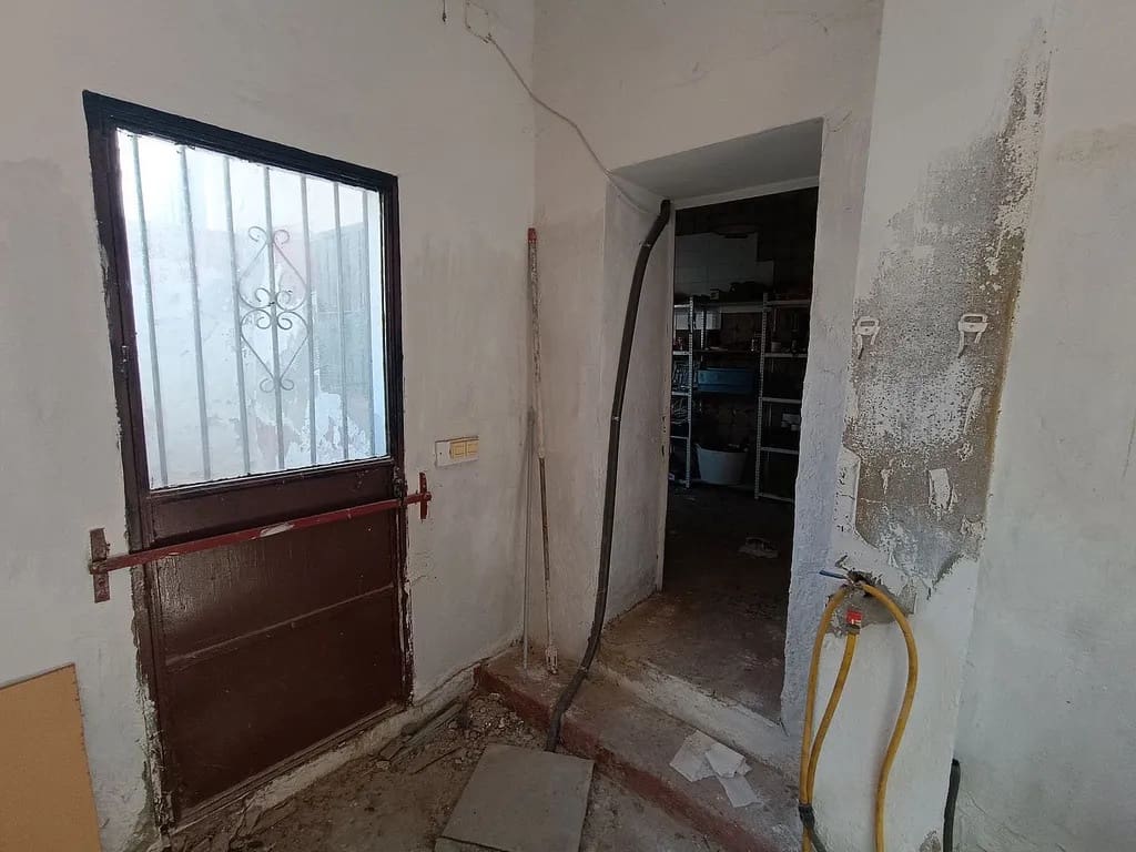 6 bedroom Semi-detached Villa for sale in Algarrobo Costa - € 185,000 (Ref: 9773565)