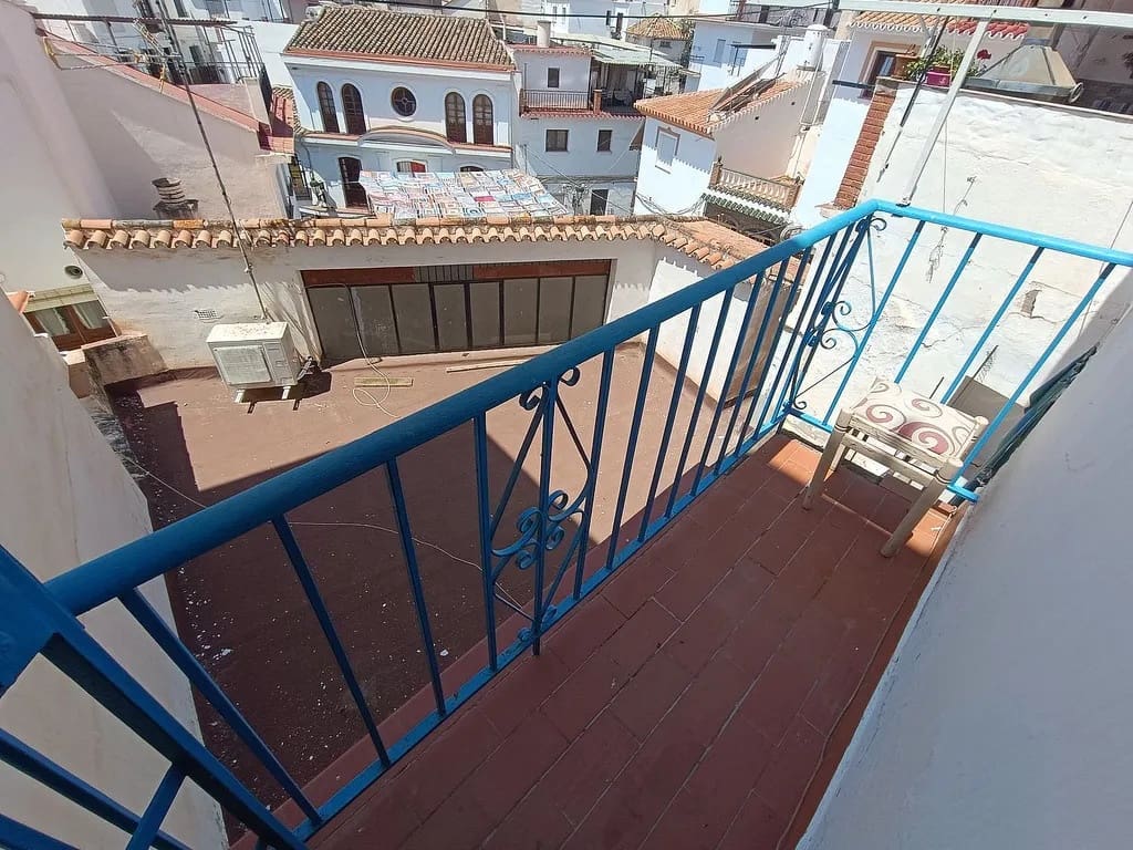 6 bedroom Semi-detached Villa for sale in Algarrobo Costa - € 185,000 (Ref: 9773565)
