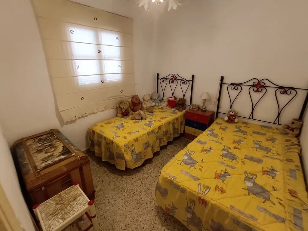 6 bedroom Semi-detached Villa for sale in Algarrobo Costa - € 185,000 (Ref: 9773565)