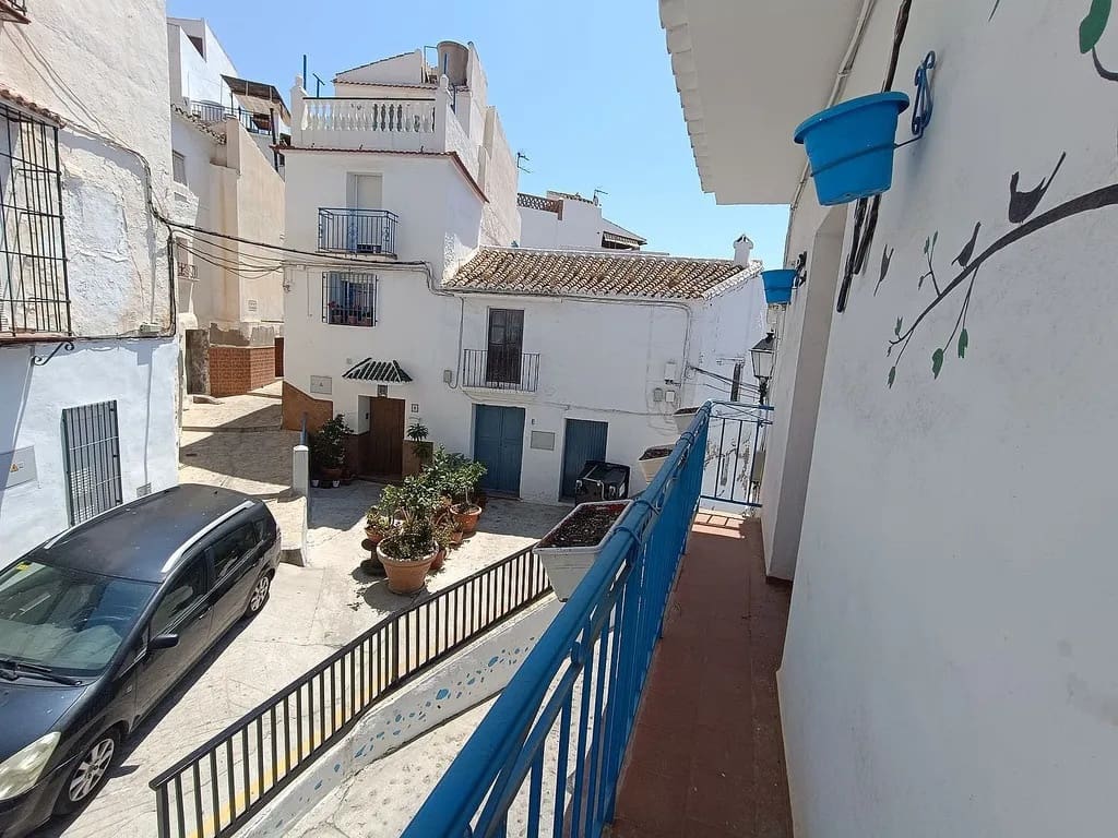 6 bedroom Semi-detached Villa for sale in Algarrobo Costa - € 185,000 (Ref: 9773565)
