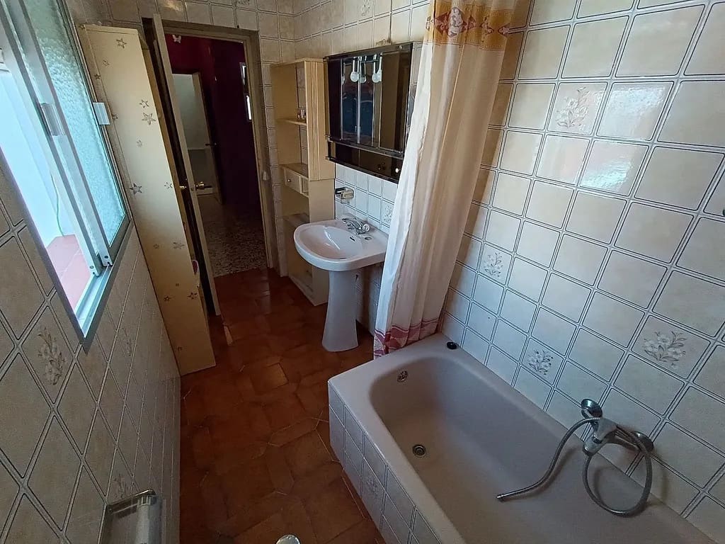 6 bedroom Semi-detached Villa for sale in Algarrobo Costa - € 185,000 (Ref: 9773565)