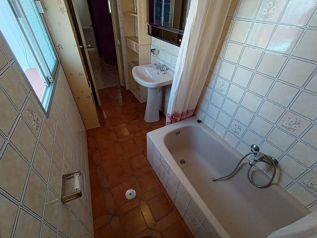 6 bedroom Semi-detached Villa for sale in Algarrobo Costa - € 185,000 (Ref: 9773565)