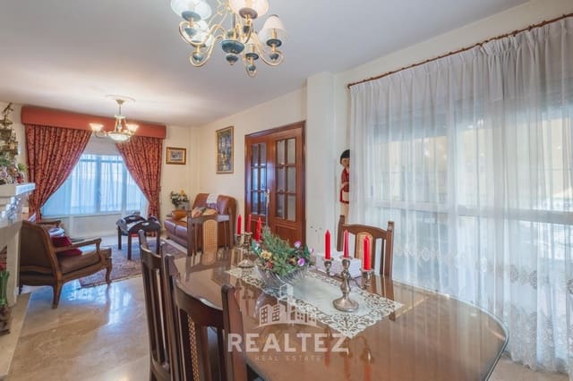 4 slaapkamer Rijtjeshuis te koop in Jerez de la Frontera met garage - € 360.000 (Ref: 9419885)