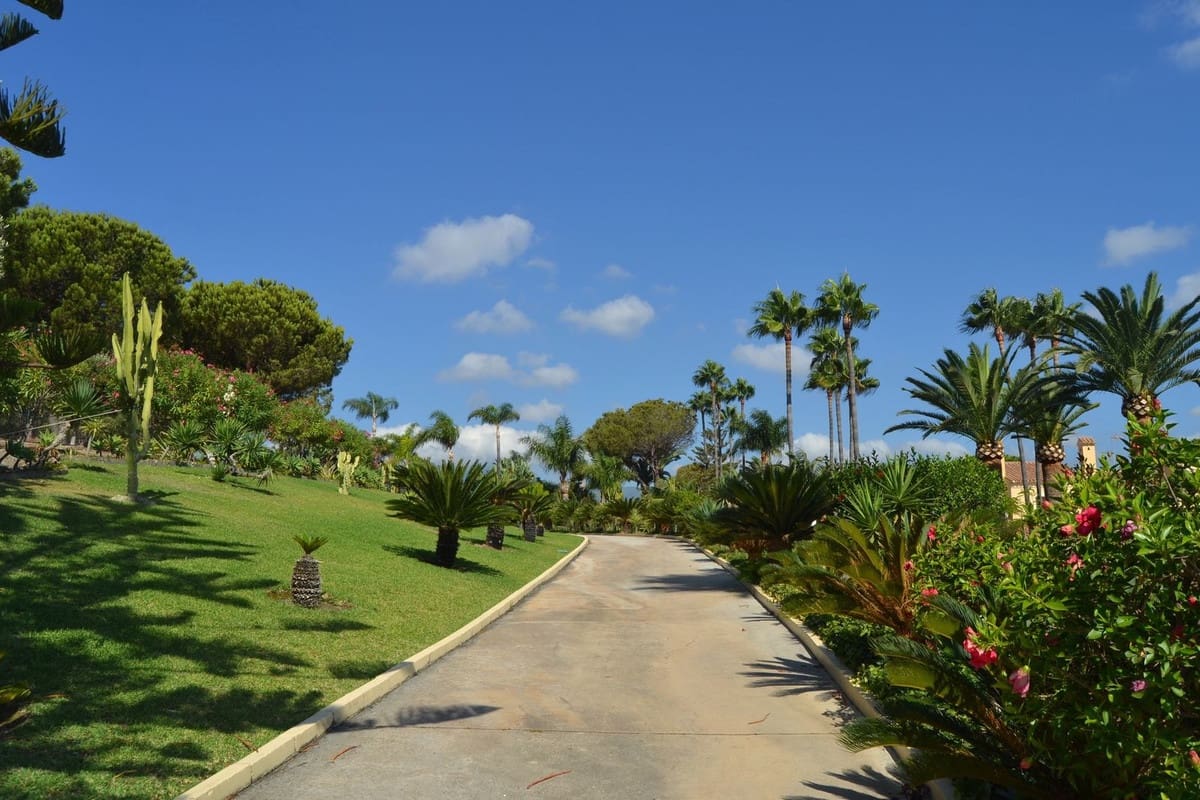 5 sypialnia Willa na sprzedaż w Estepona z basenem garażem - 4 200 000 € (Ref: 9297537)