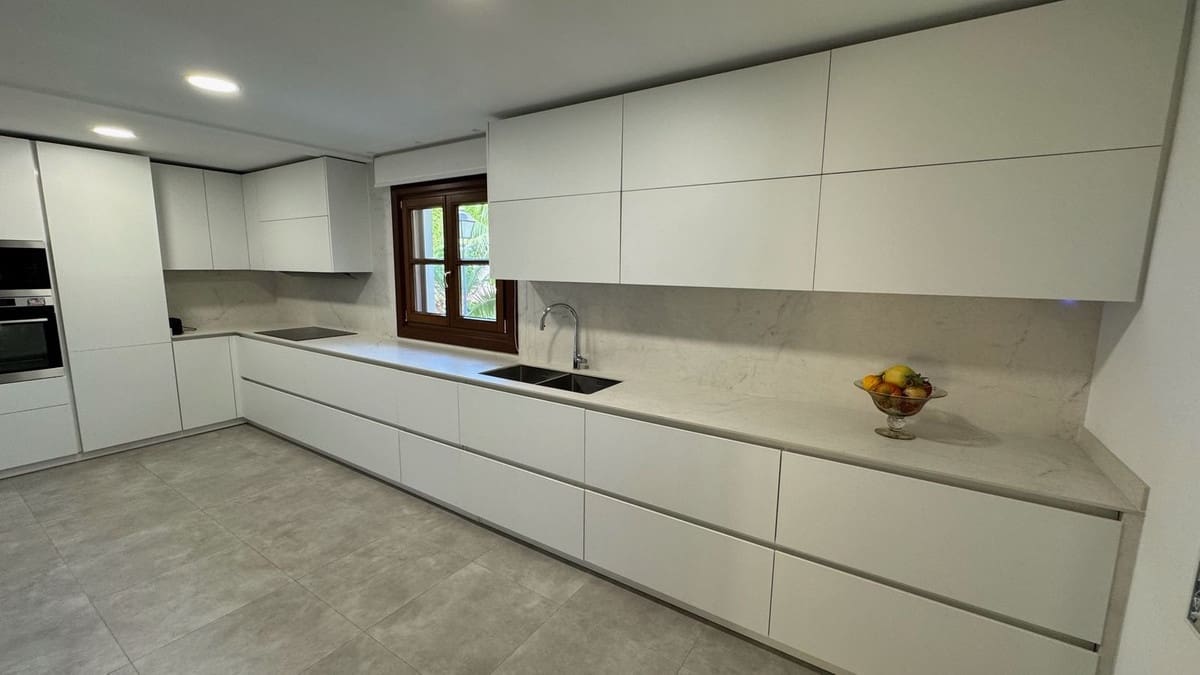 5 sypialnia Willa na sprzedaż w Estepona z basenem garażem - 4 200 000 € (Ref: 9297537)