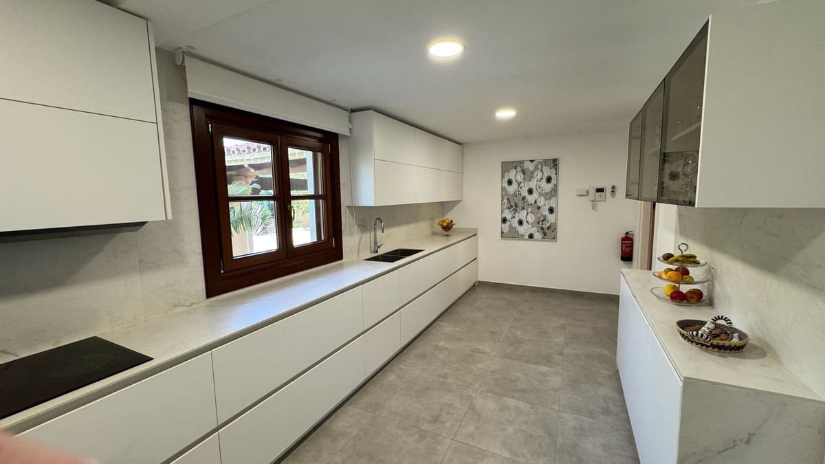 5 sypialnia Willa na sprzedaż w Estepona z basenem garażem - 4 200 000 € (Ref: 9297537)