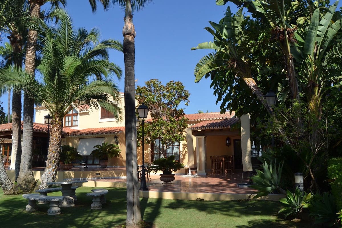 5 sypialnia Willa na sprzedaż w Estepona z basenem garażem - 4 200 000 € (Ref: 9297537)