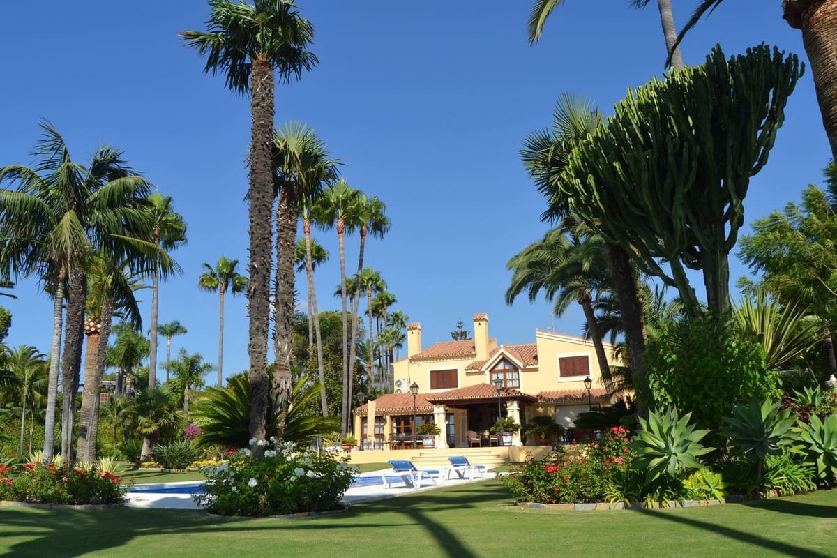 5 sypialnia Willa na sprzedaż w Estepona z basenem garażem - 4 200 000 € (Ref: 9297537)