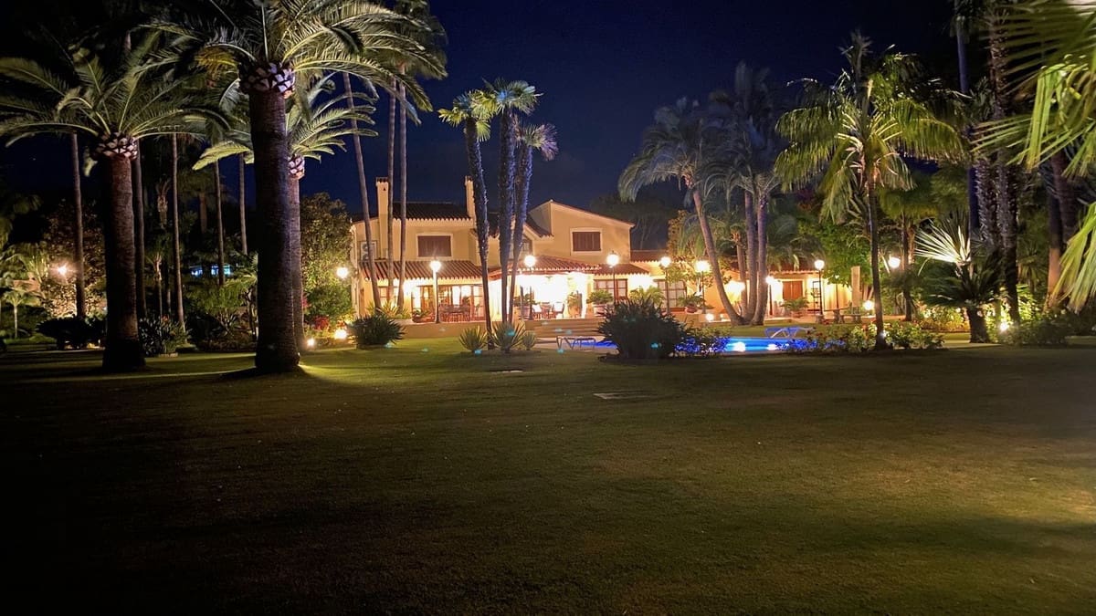 5 sypialnia Willa na sprzedaż w Estepona z basenem garażem - 4 200 000 € (Ref: 9297537)