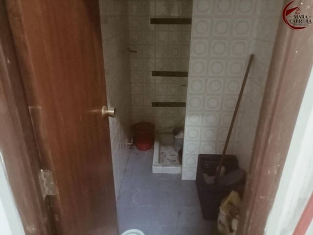 2 bedroom Commercial for sale in Gandia with garage - € 63,000 (Ref: 9425432)