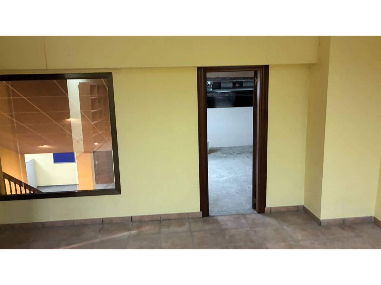 5 bedroom Commercial for rent in Gandia with garage - € 1,350 (Ref: 9537094)