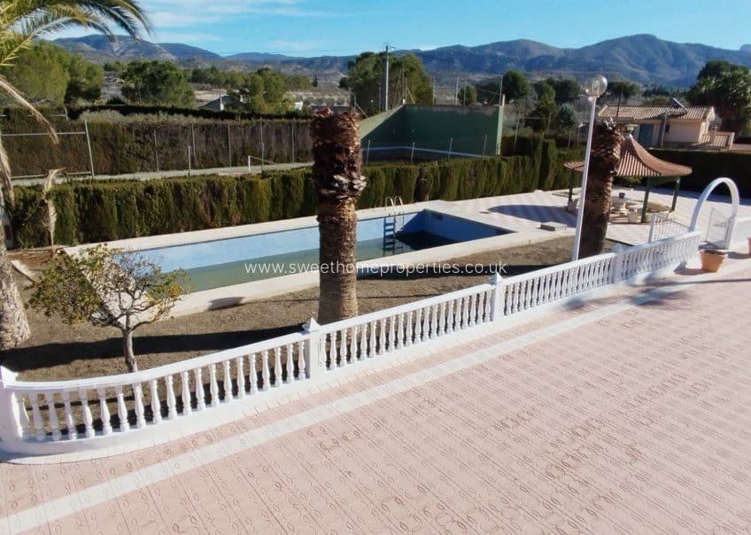 3 soveværelse Finca/Landehus til salg i Sax med swimmingpool garage - € 525.000 (Ref: 10135214)