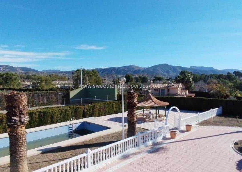 3 soveværelse Finca/Landehus til salg i Sax med swimmingpool garage - € 525.000 (Ref: 10135214)
