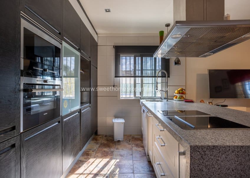 5 bedroom Finca/Country House for sale in La Hoya with pool garage - € 485,000 (Ref: 10163507)