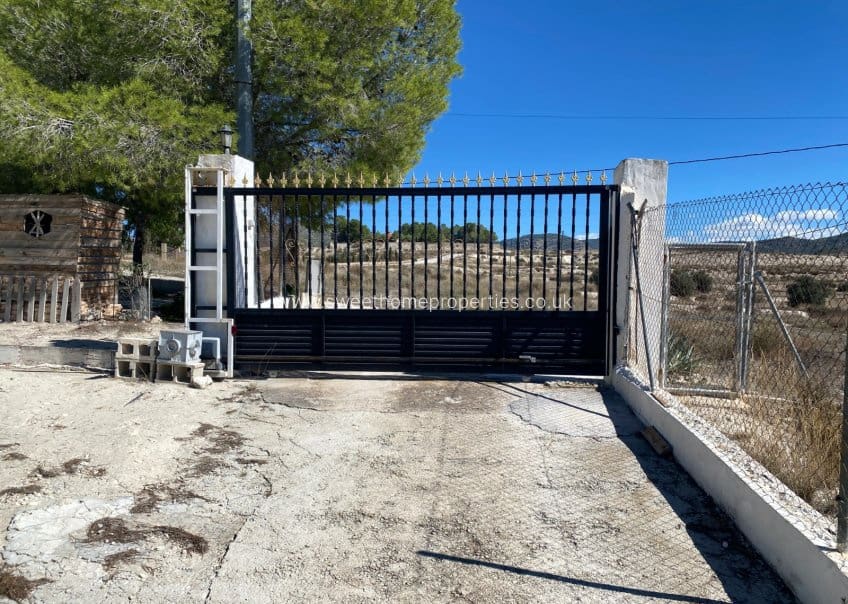 4 bedroom Finca/Country House for sale in Sax with pool garage - € 239,995 (Ref: 10165805)