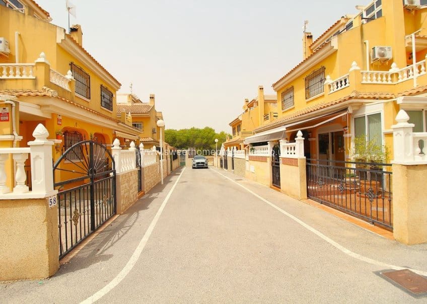 3 bedroom Townhouse for sale in Playa Flamenca with pool garage - € 179,999 (Ref: 10167513)