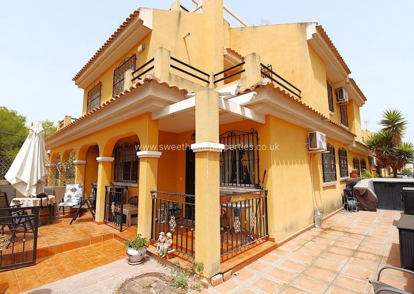 3 bedroom Townhouse for sale in Playa Flamenca with pool garage - € 179,999 (Ref: 10167513)