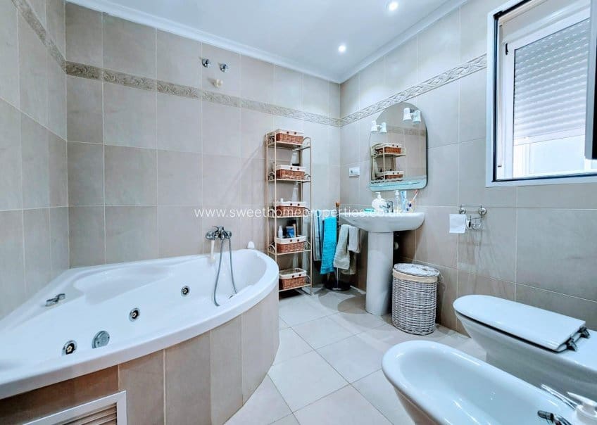 4 slaapkamer Huis te koop in Aspe met garage - € 273.000 (Ref: 10182077)