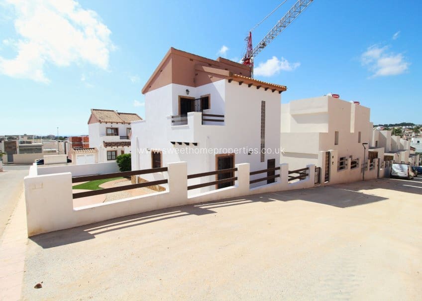 3 quarto Moradia para venda em Villamartin com piscina garagem - 268 880 € (Ref: 2114439)