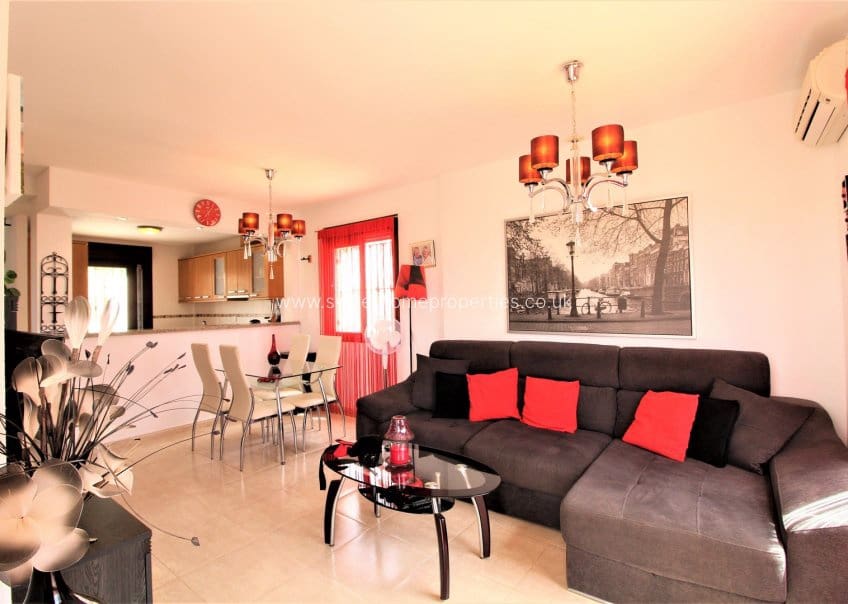 3 quarto Moradia para venda em Villamartin com piscina garagem - 268 880 € (Ref: 2114439)