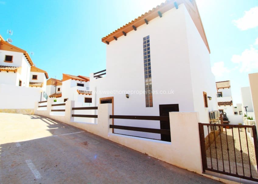3 quarto Moradia para venda em Villamartin com piscina garagem - 268 880 € (Ref: 2114439)