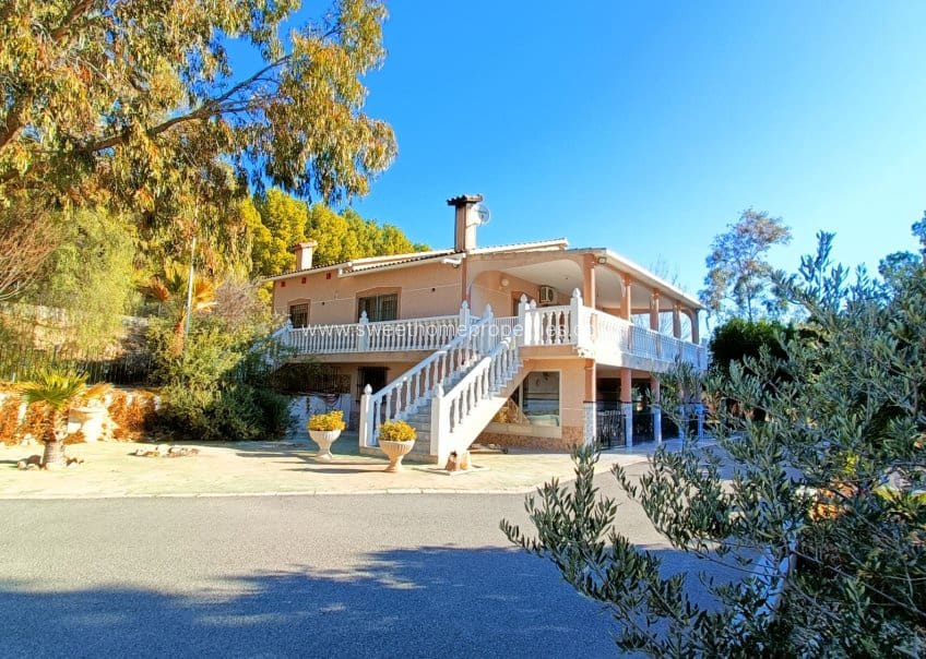 4 soveværelse Finca/Landehus til salg i La Romana med swimmingpool garage - € 320.000 (Ref: 9571676)