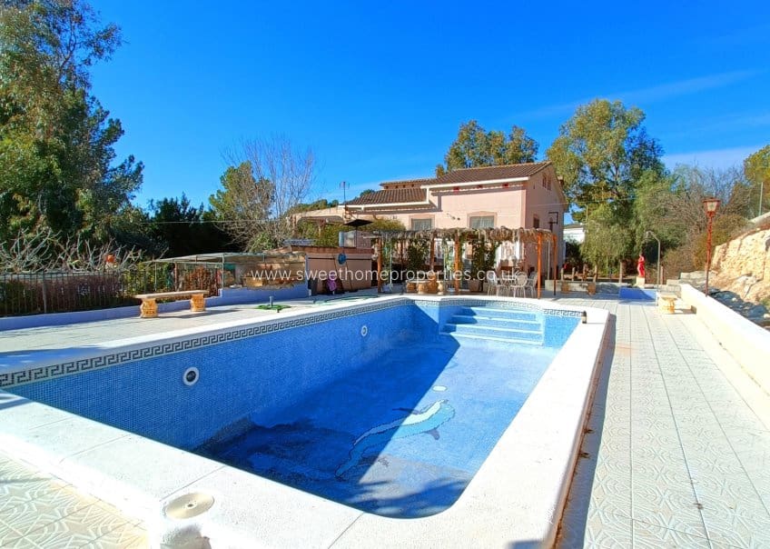 4 soveværelse Finca/Landehus til salg i La Romana med swimmingpool garage - € 320.000 (Ref: 9571676)