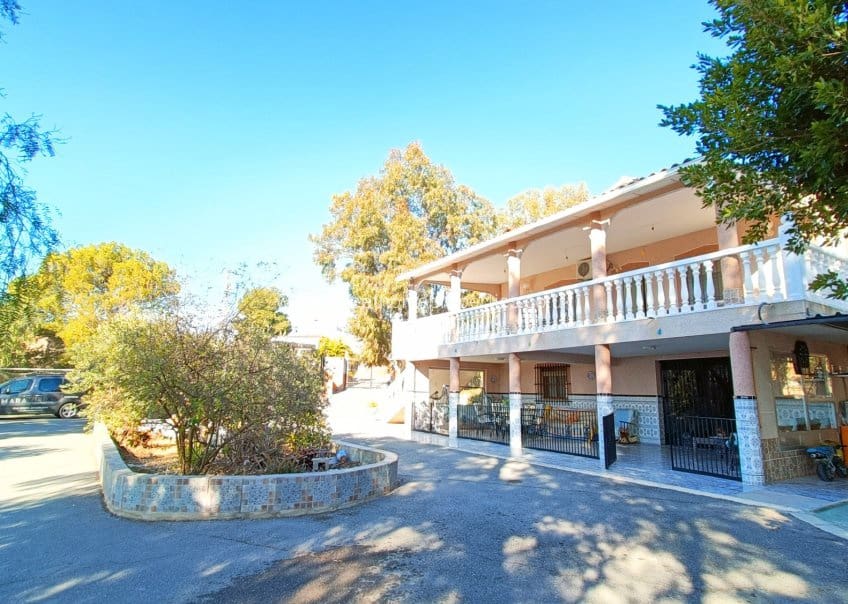 4 soveværelse Finca/Landehus til salg i La Romana med swimmingpool garage - € 320.000 (Ref: 9571676)