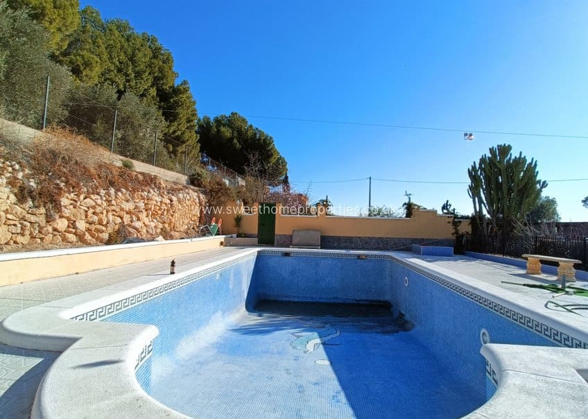 4 soveværelse Finca/Landehus til salg i La Romana med swimmingpool garage - € 320.000 (Ref: 9571676)