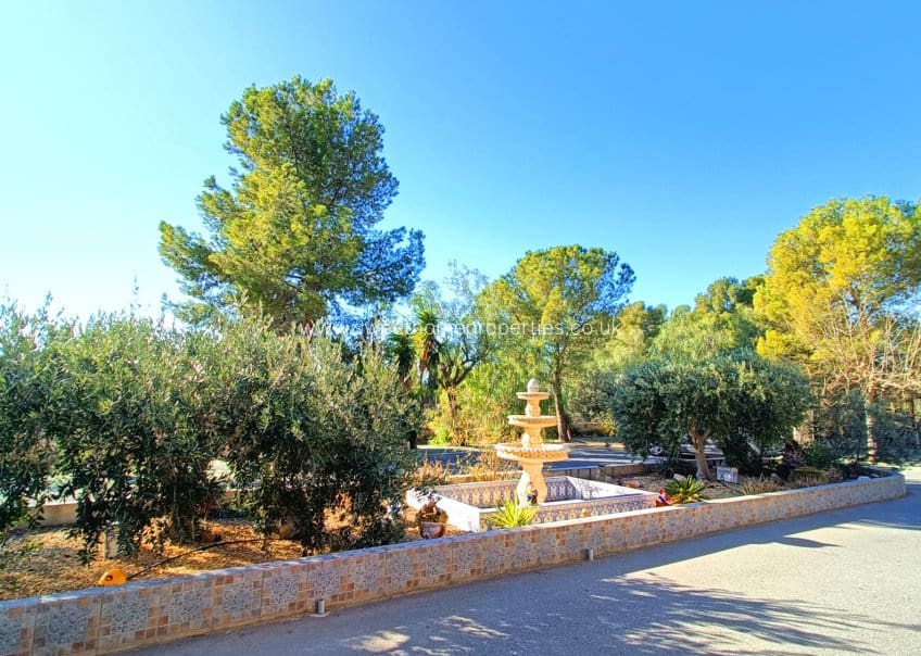 4 soveværelse Finca/Landehus til salg i La Romana med swimmingpool garage - € 320.000 (Ref: 9571676)