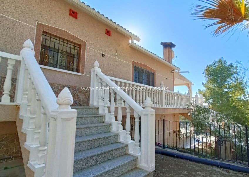 4 soveværelse Finca/Landehus til salg i La Romana med swimmingpool garage - € 320.000 (Ref: 9571676)