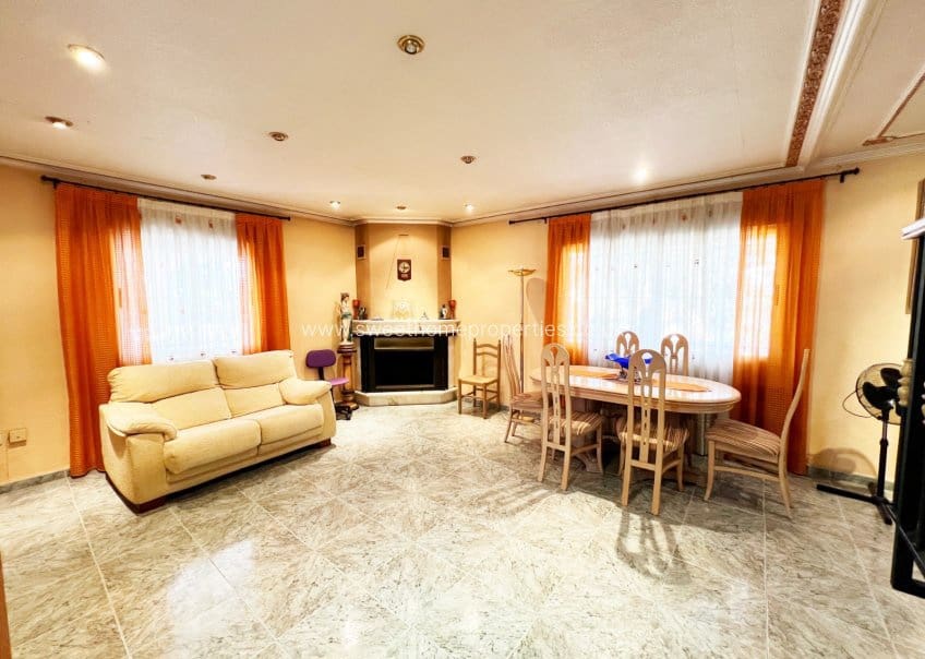 4 soveværelse Finca/Landehus til salg i La Romana med swimmingpool garage - € 320.000 (Ref: 9571676)