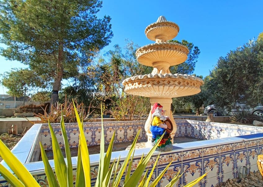 4 soveværelse Finca/Landehus til salg i La Romana med swimmingpool garage - € 320.000 (Ref: 9571676)