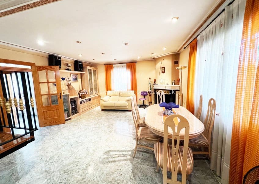 4 soveværelse Finca/Landehus til salg i La Romana med swimmingpool garage - € 320.000 (Ref: 9571676)