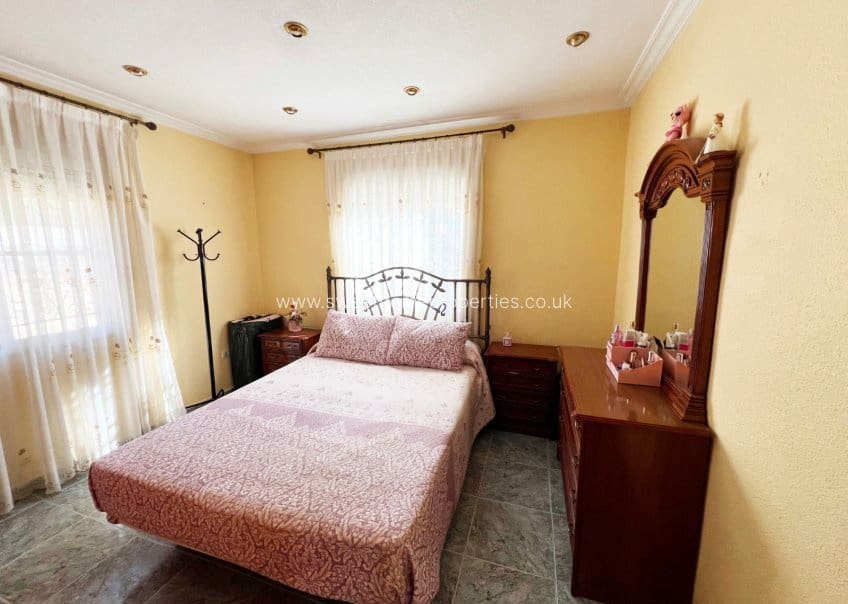 4 soveværelse Finca/Landehus til salg i La Romana med swimmingpool garage - € 320.000 (Ref: 9571676)