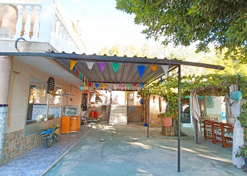 4 soveværelse Finca/Landehus til salg i La Romana med swimmingpool garage - € 320.000 (Ref: 9571676)