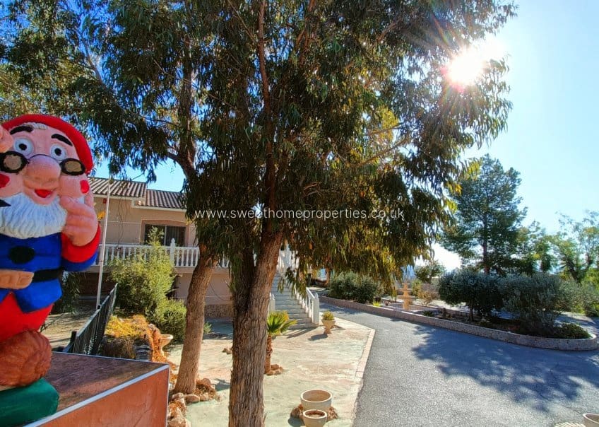 4 soveværelse Finca/Landehus til salg i La Romana med swimmingpool garage - € 320.000 (Ref: 9571676)