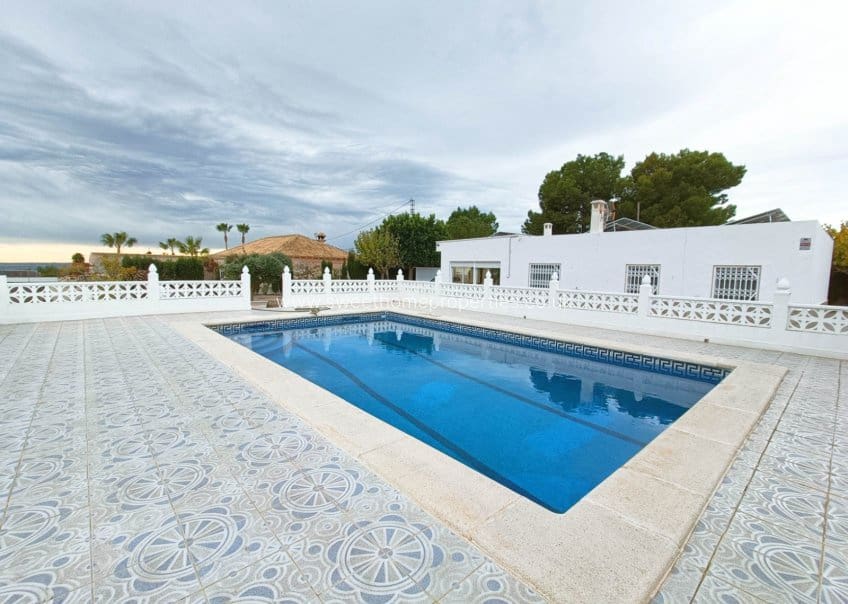 3 soveværelse Finca/Landehus til salg i Albatera med swimmingpool garage - € 259.950 (Ref: 9571681)