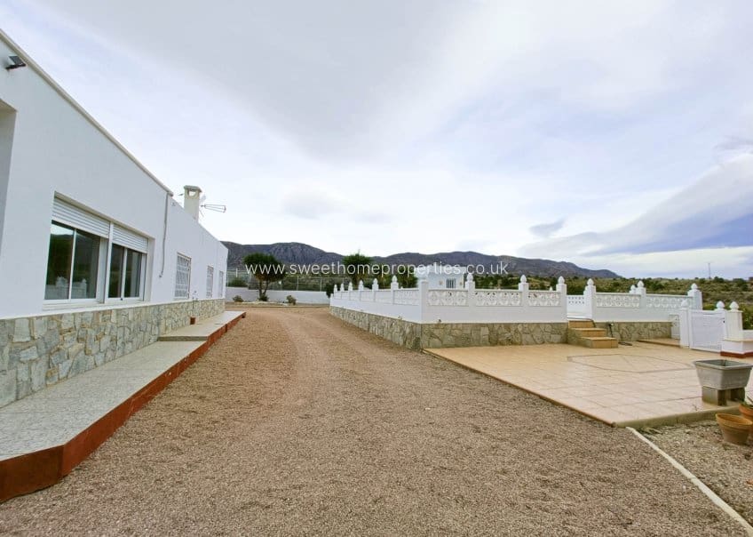 3 soveværelse Finca/Landehus til salg i Albatera med swimmingpool garage - € 259.950 (Ref: 9571681)