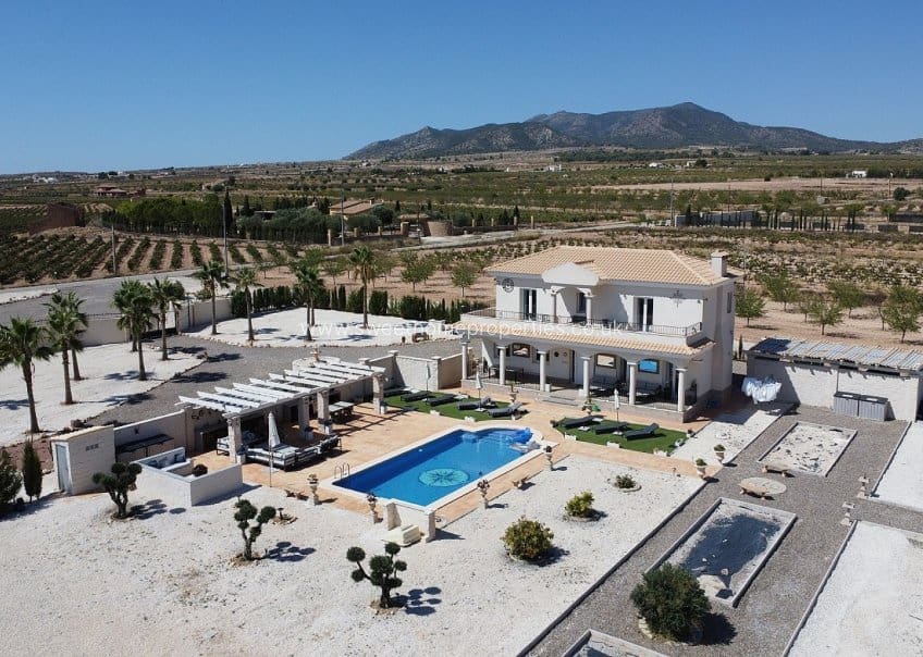 3 slaapkamer Finca/Landhuis te koop in Pinoso - € 449.000 (Ref: 9571695)