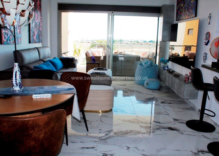 Apartamento de 2 habitaciones en Villamartin en venta con piscina garaje - 326.990 € (Ref: 9571705)