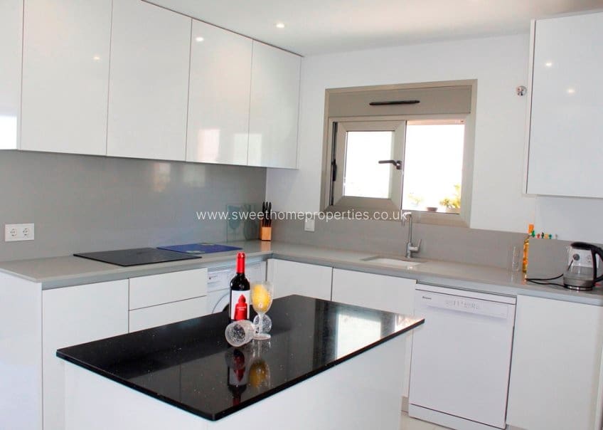 3 makuuhuone Huvila myytävänä paikassa San Miguel de Salinas mukana uima-altaan 
autotalli - 429 000 € (Ref: 9571709)